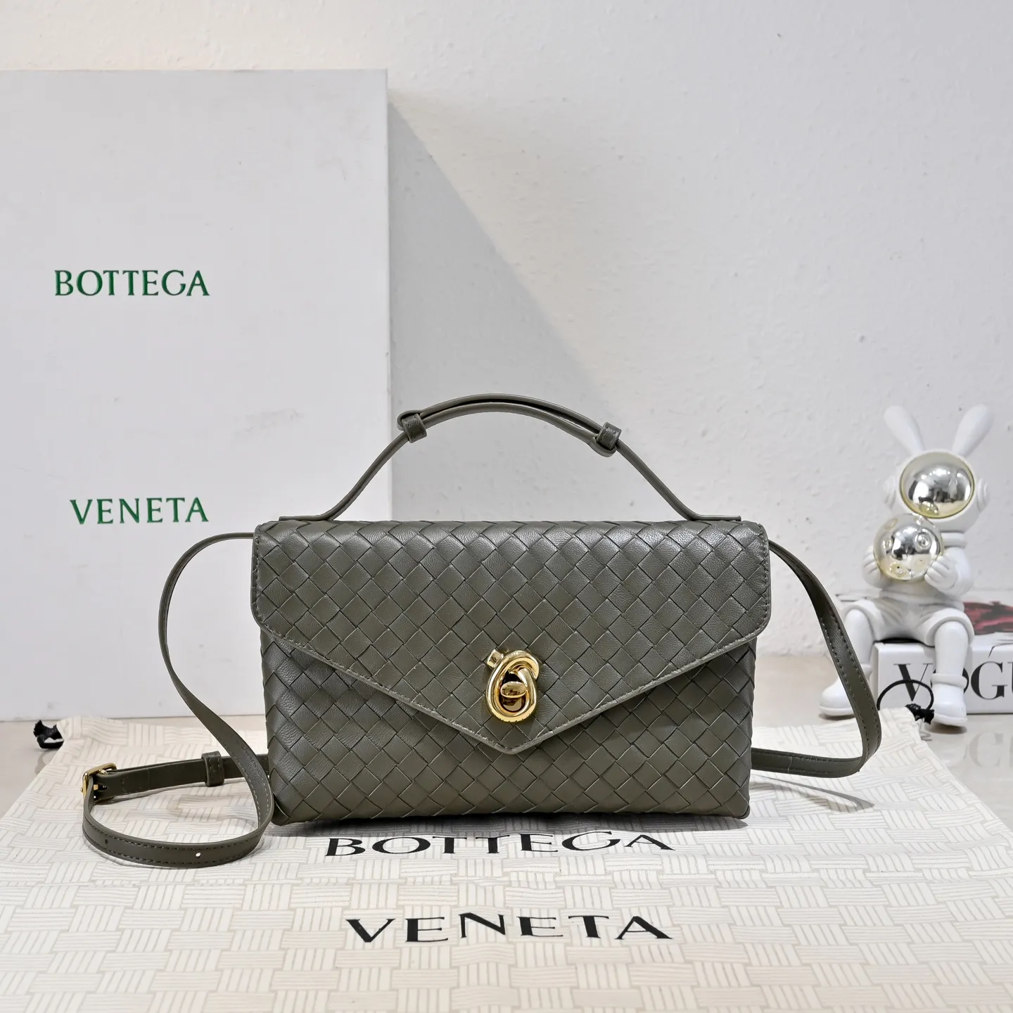 Batch 1660 #Bv new Knot Lock crossbody bag 🎈2025 early spring kont lock new series is hot on the market 🔥The brand's classic weaving process, with kont's metal rotating buttons, are exquisite and eye-catching, which is a luxurious embellishment of details. The upper body is elegant and elegant, with internal double compartments + card slots + back compartment. Super versatile, multiple carrying methods, detachable shoulder strap, portable/shoulder/cross-body, retro and fashionable, easy to carry with exquisite old-line style🫴 Model: 7191 Size: 25x16x5.5